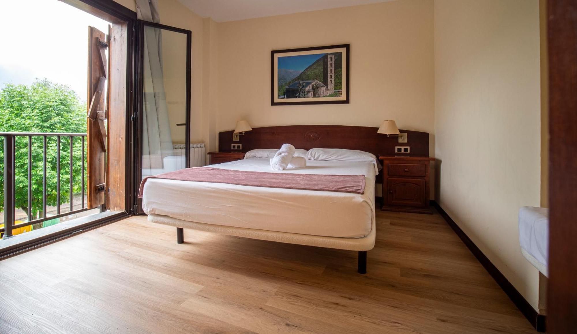 Hotel Romanic Тауль Екстер'єр фото